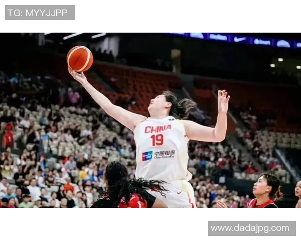 杨娜专访：从青涩球员到篮球女神的成长之路回顾